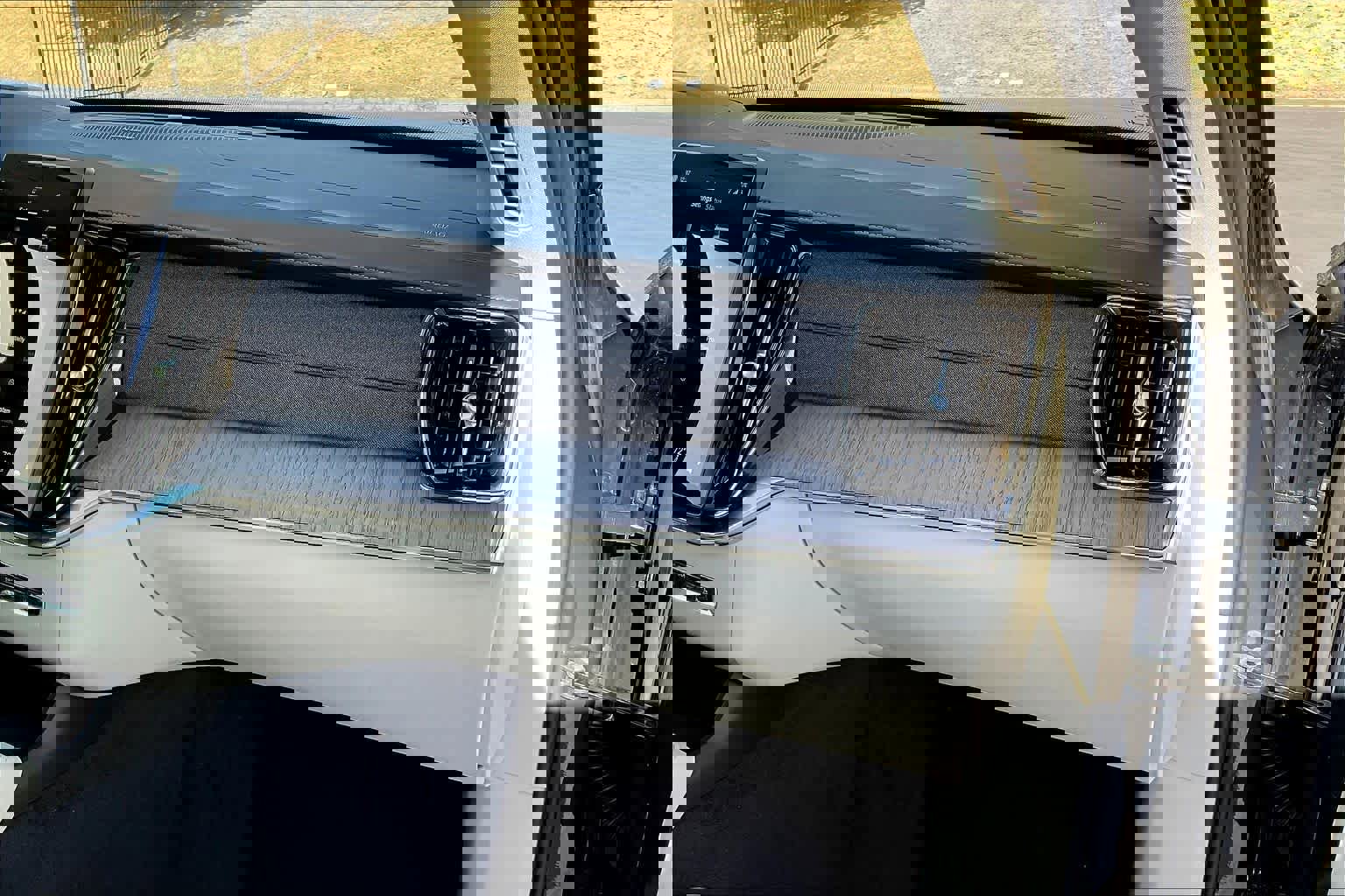 New 2026 Volvo XC90 B6 Ultra w/ Protection Package image 29