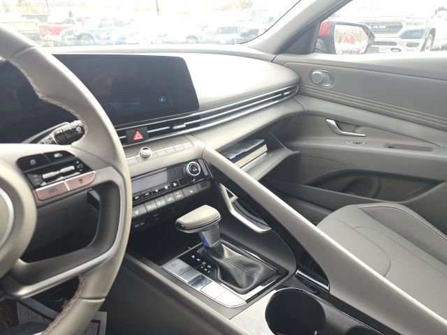 Used 2025 Hyundai Elantra SEL FWD image 21
