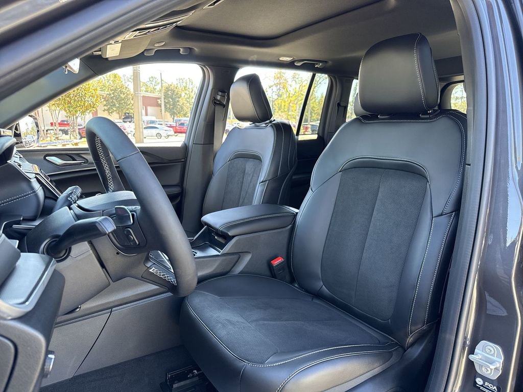 New 2025 Jeep Grand Cherokee Altitude image 11