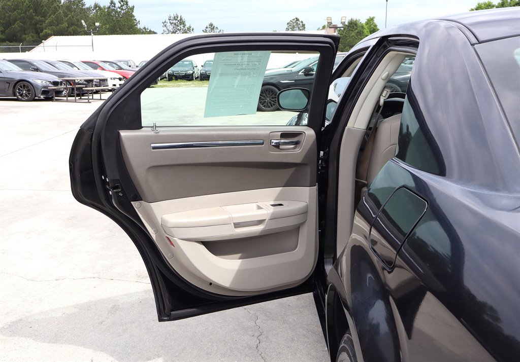Used 2008 Chrysler 300 Touring RWD image 28