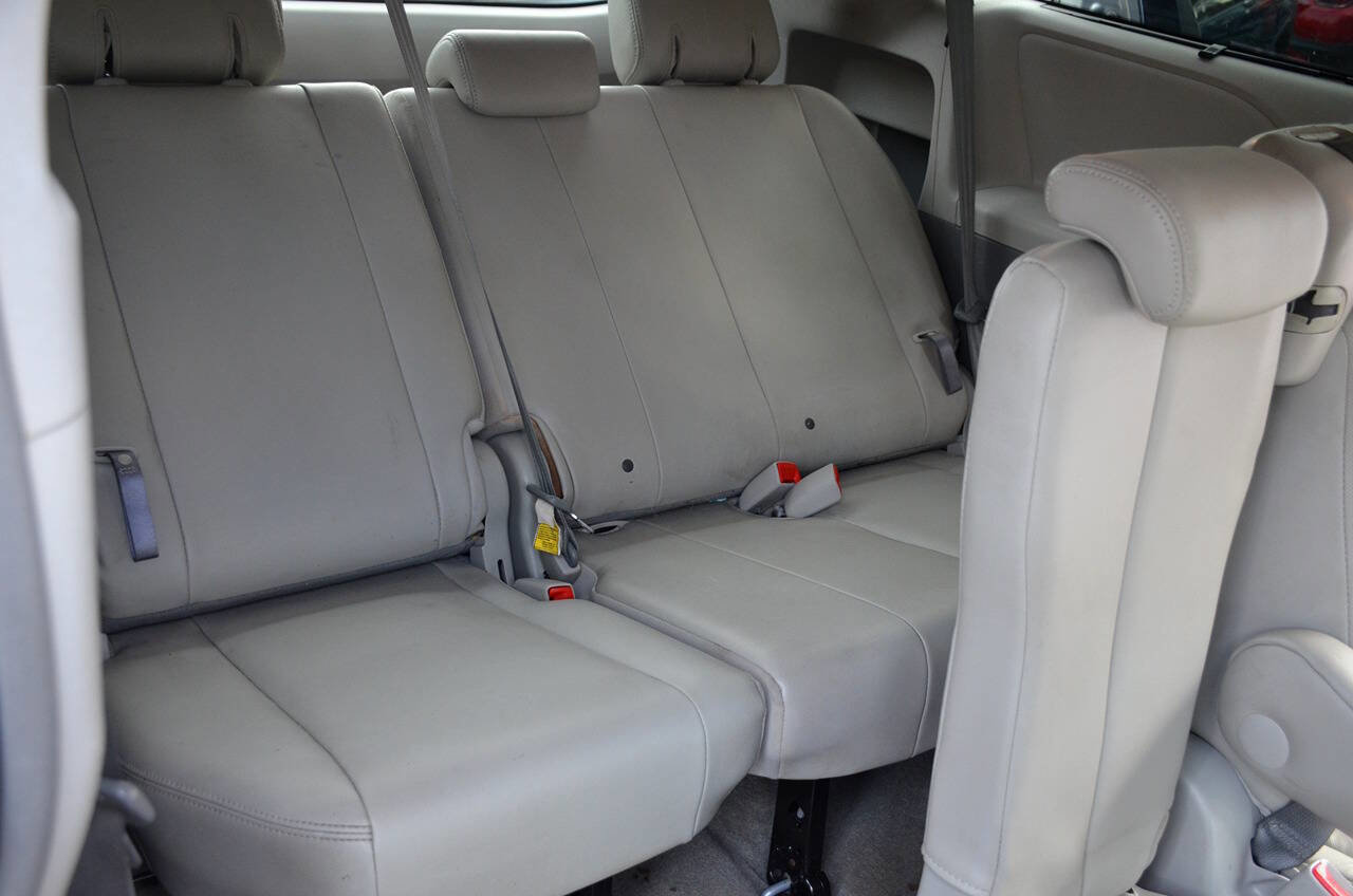 Used 2013 Toyota Sienna XLE image 15