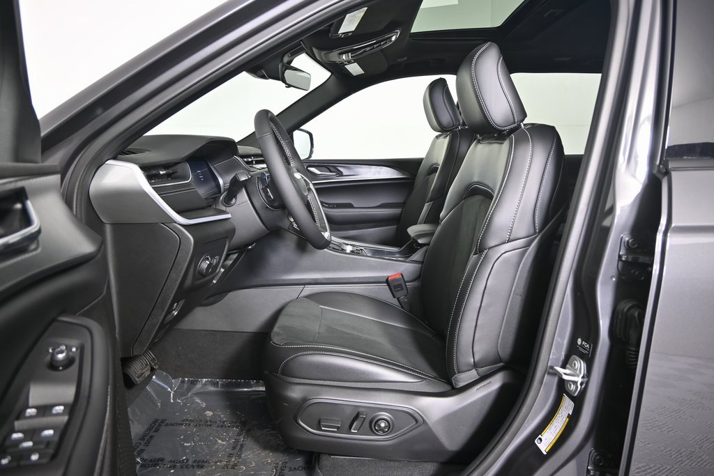 New 2025 Jeep Grand Cherokee Altitude image 20