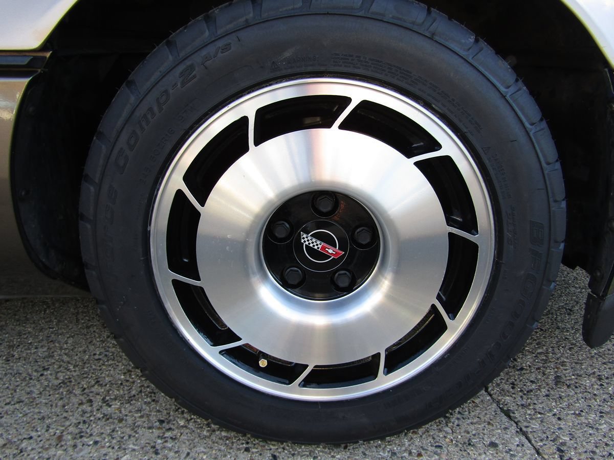 Used 1985 Chevrolet Corvette Coupe RWD image 35