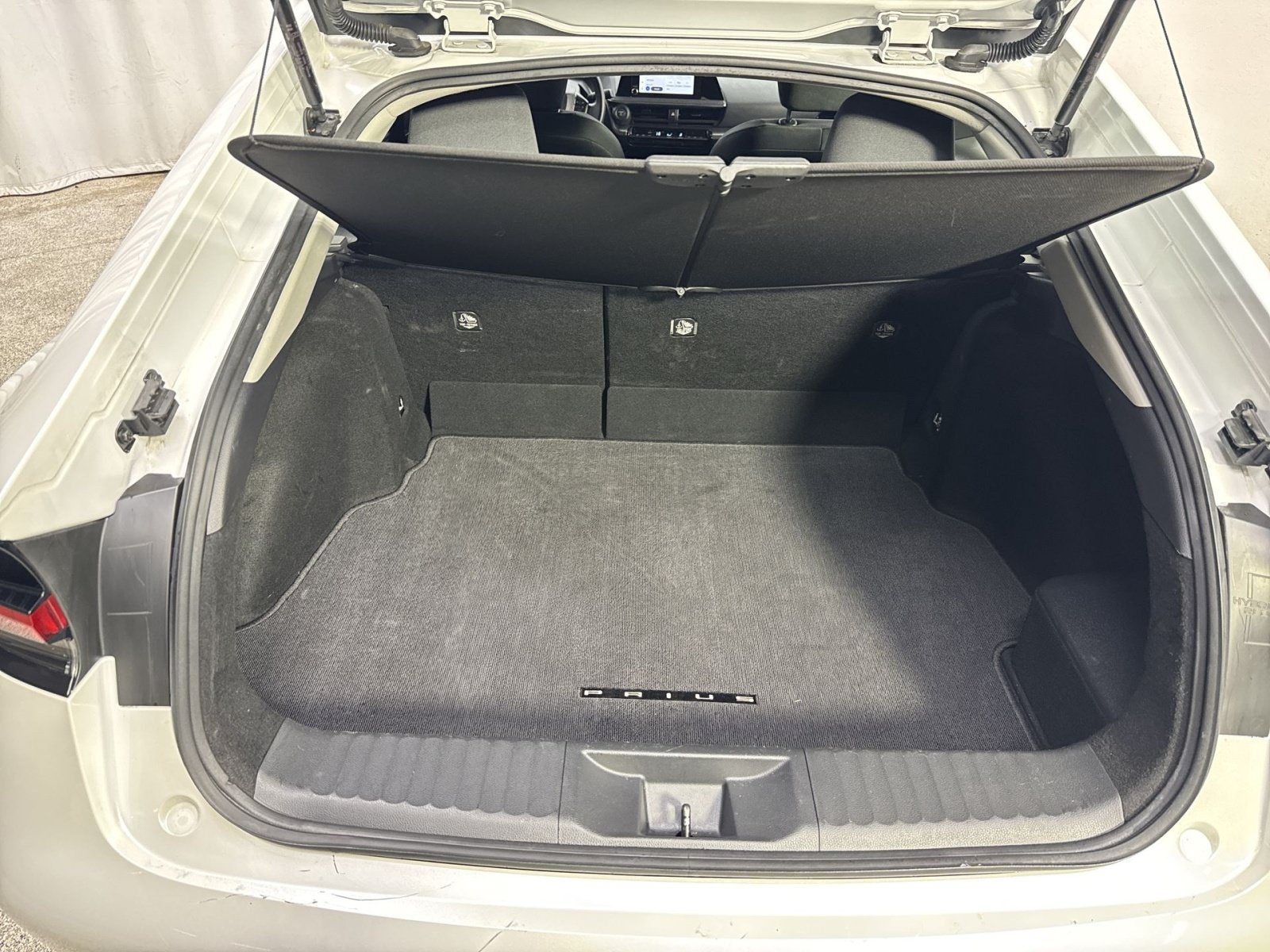 Used 2025 Toyota Prius LE AWD/4WD image 37