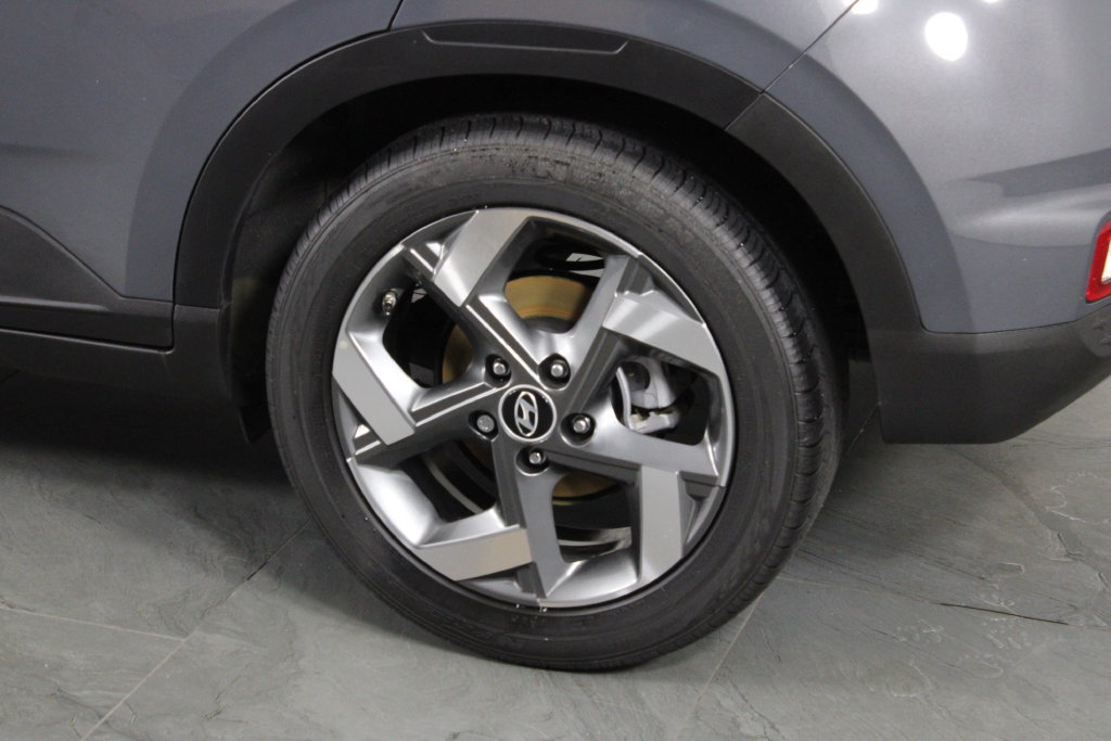 Certified 2025 Hyundai Venue SEL FWD image 15