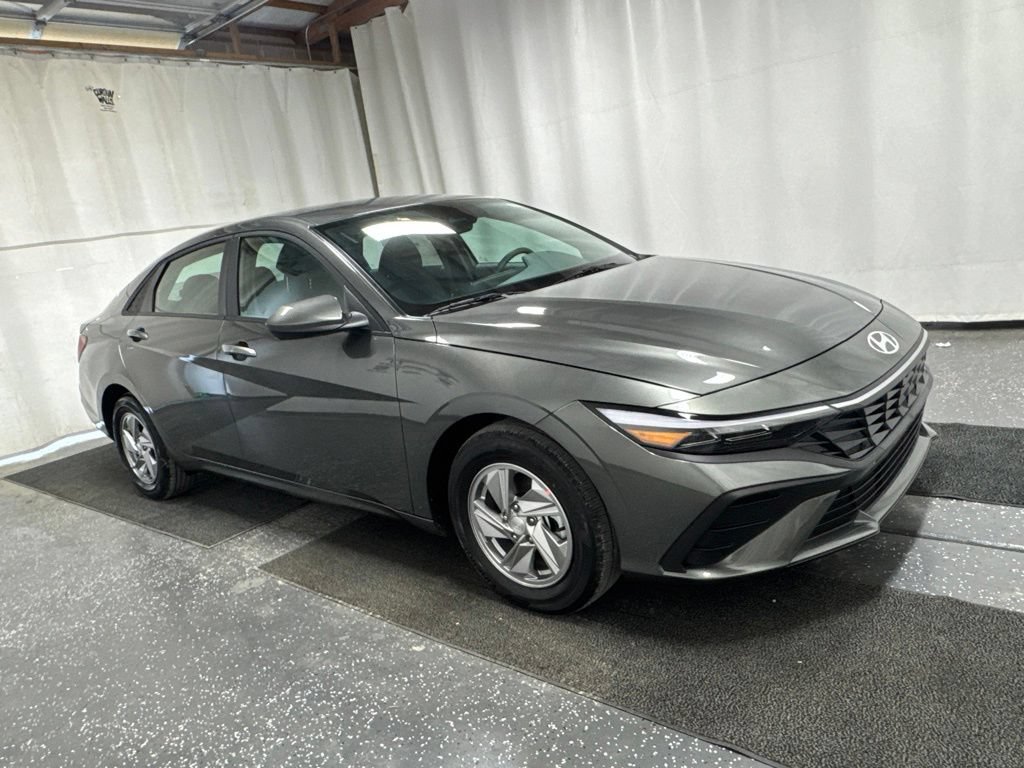 New 2026 Hyundai Elantra SE FWD image 3