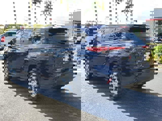Used 2023 Toyota Highlander L image 3