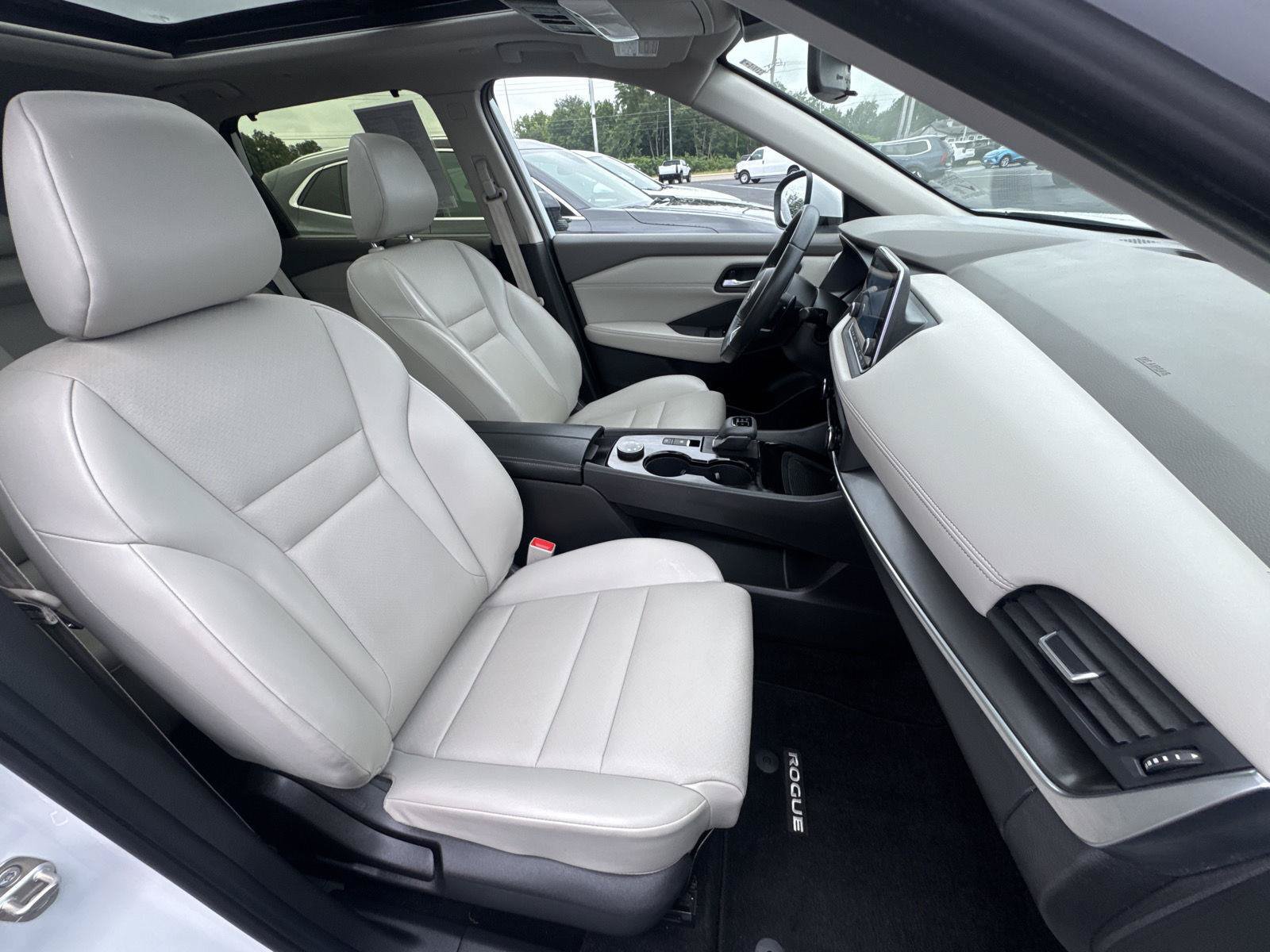 Used 2024 Nissan Rogue SV w/ SV Premium Package AWD/4WD image 18
