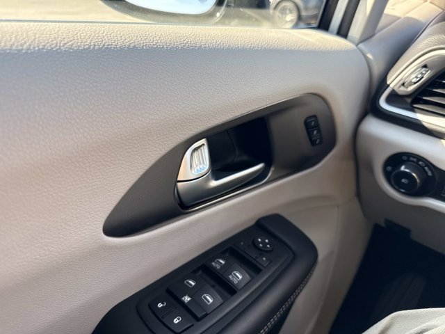 Used 2024 Chrysler Pacifica Touring-L FWD image 31