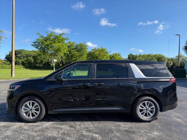 Used 2023 Kia Carnival LX FWD image 3
