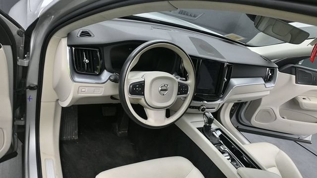 Used 2019 Volvo XC60 T6 Momentum w/ Multimedia Package AWD/4WD image 10