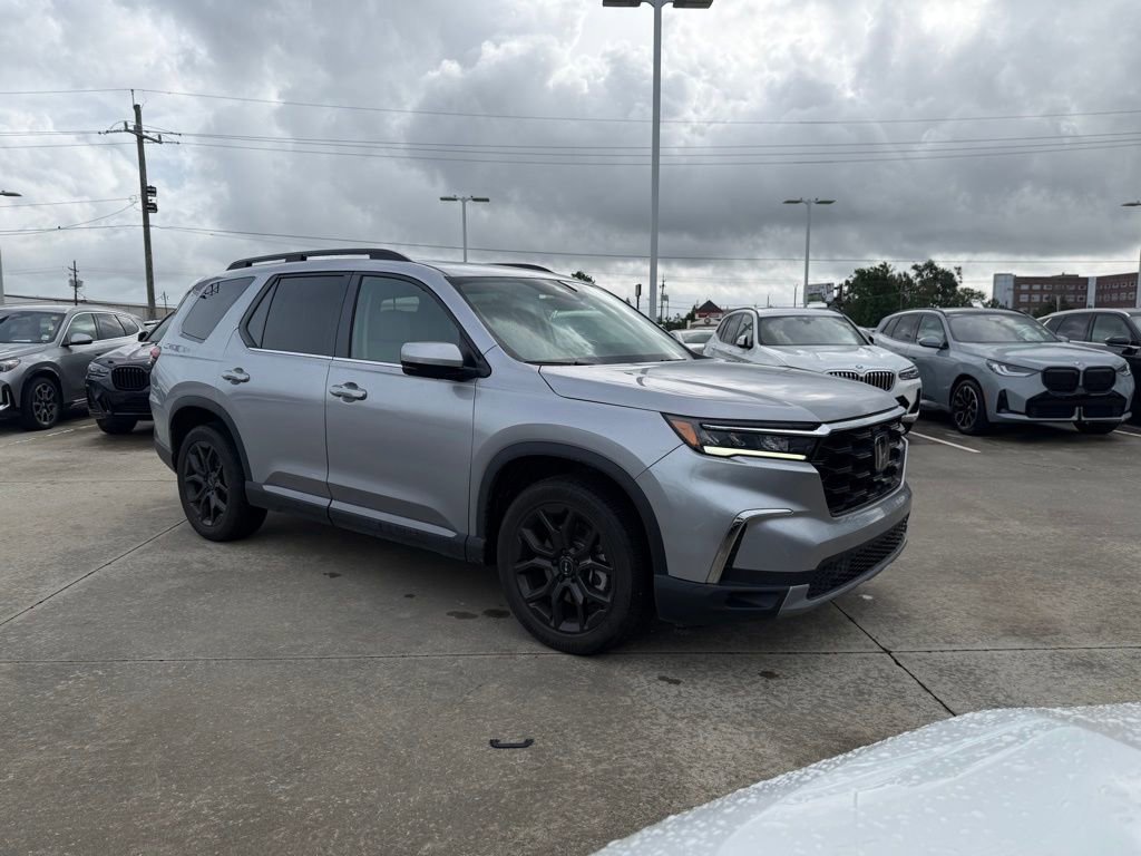 Used 2025 Honda Pilot Touring image 3