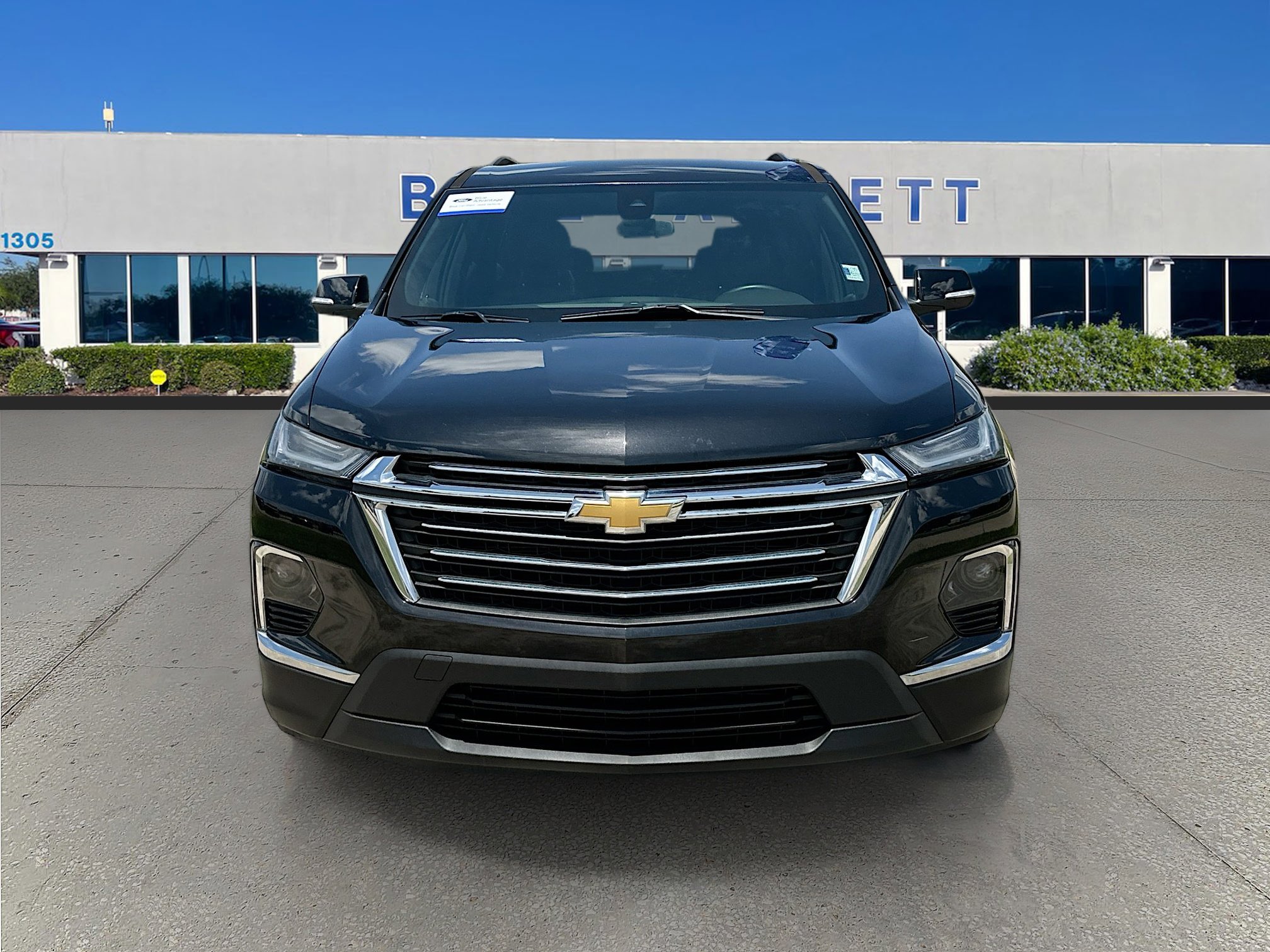 Used 2023 Chevrolet Traverse LT FWD image 2