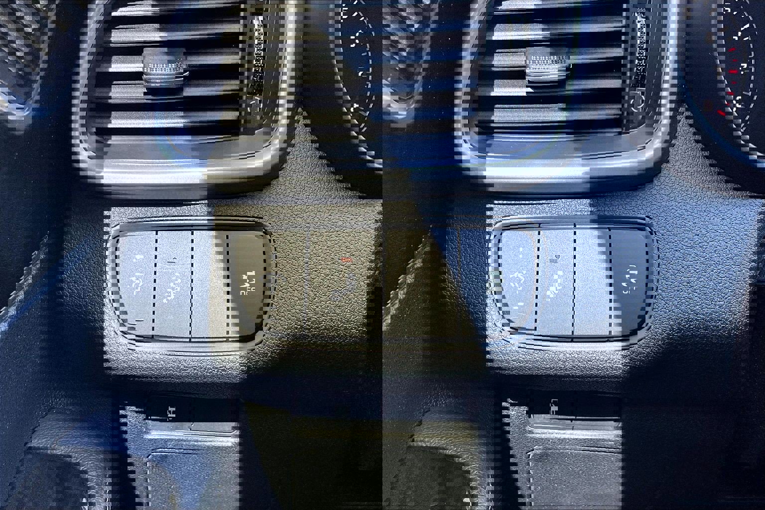 Used 2020 Kia Sorento LX image 15