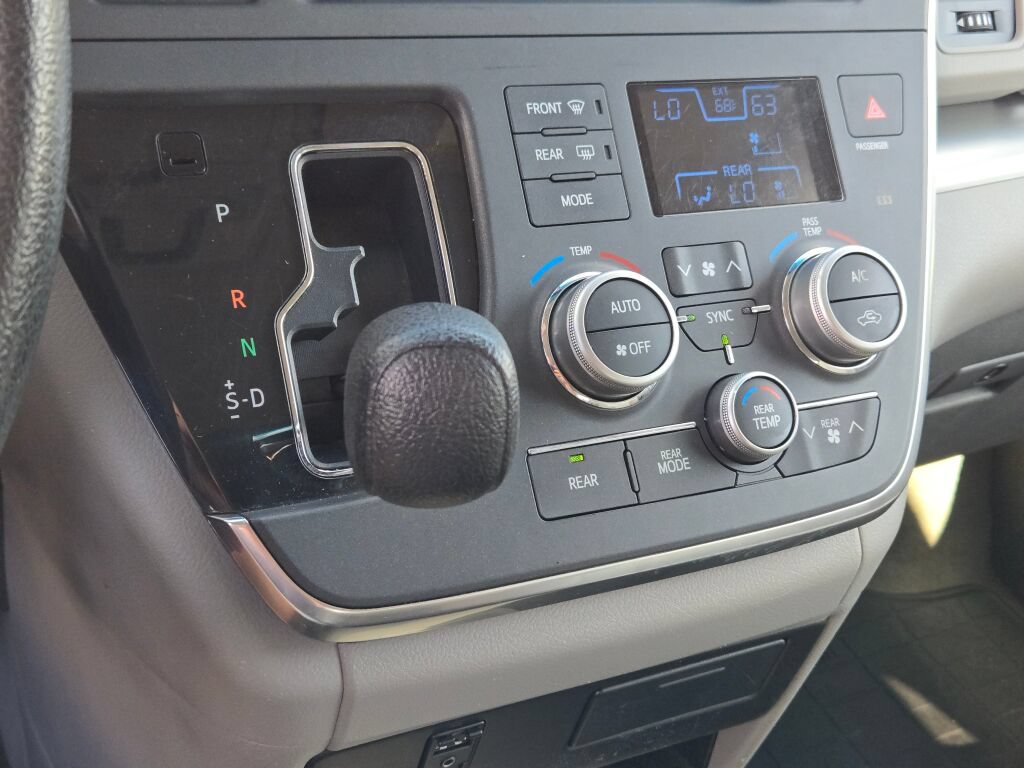 Used 2015 Toyota Sienna LE FWD image 23