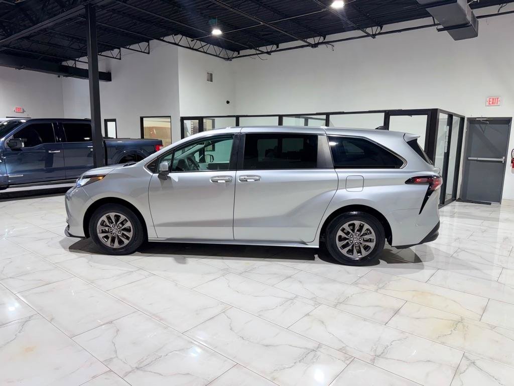 Used 2023 Toyota Sienna LE FWD image 7