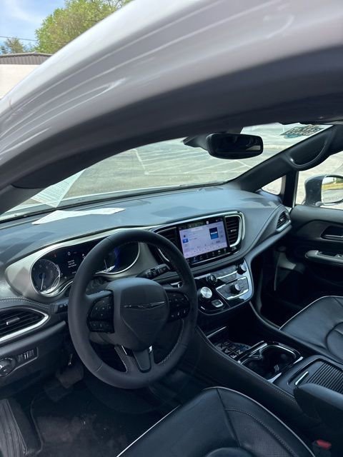 Used 2024 Chrysler Pacifica Limited w/ S Appearance Package image 14