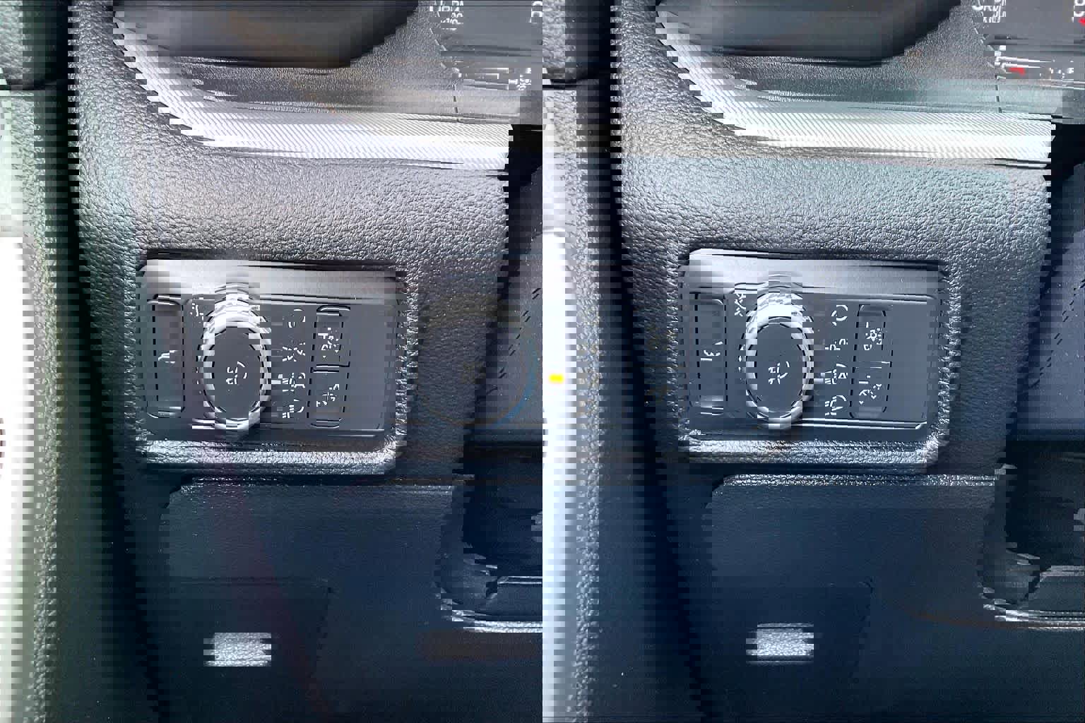 Used 2022 Ford Explorer XLT w/ Equipment Group 202A image 34