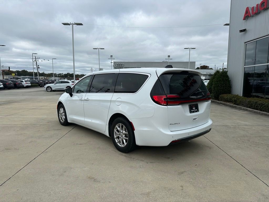 Used 2024 Chrysler Pacifica Touring-L image 9