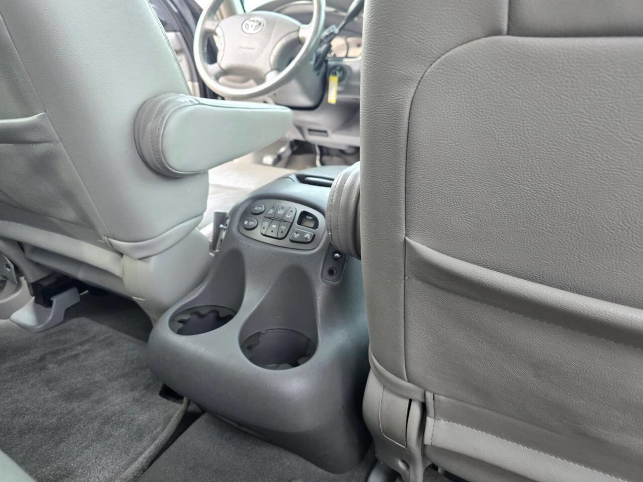 Used 2004 Toyota Sequoia Limited image 23