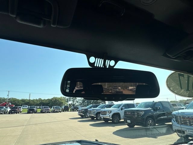 Used 2017 Jeep Wrangler Unlimited Sahara AWD/4WD image 27