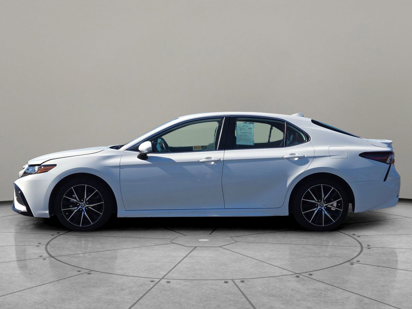 Used 2024 Toyota Camry SE image 7