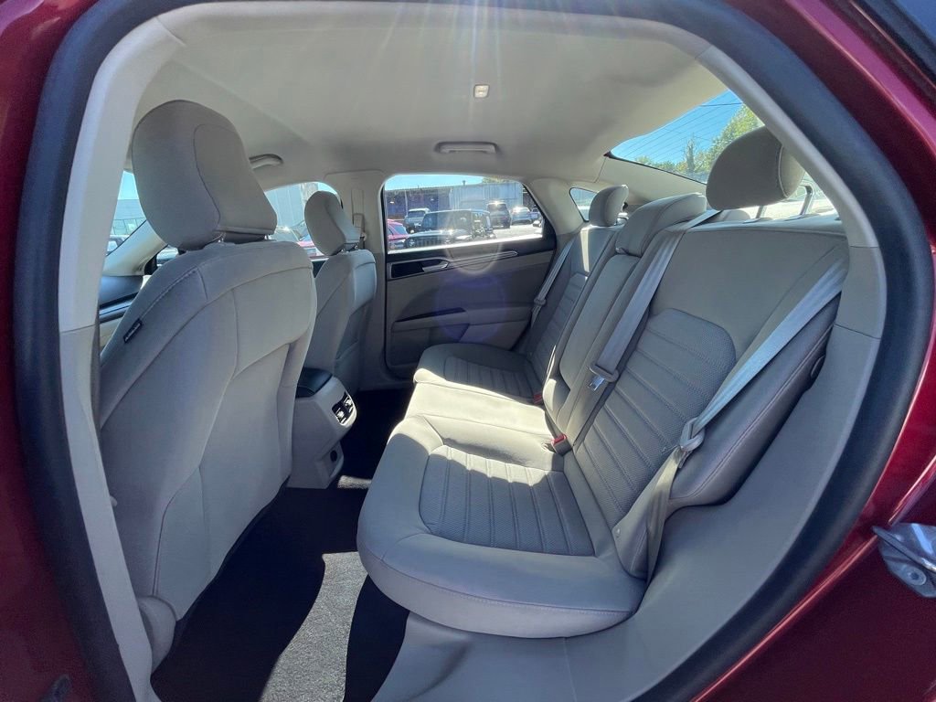 Used 2020 Ford Fusion SE image 17