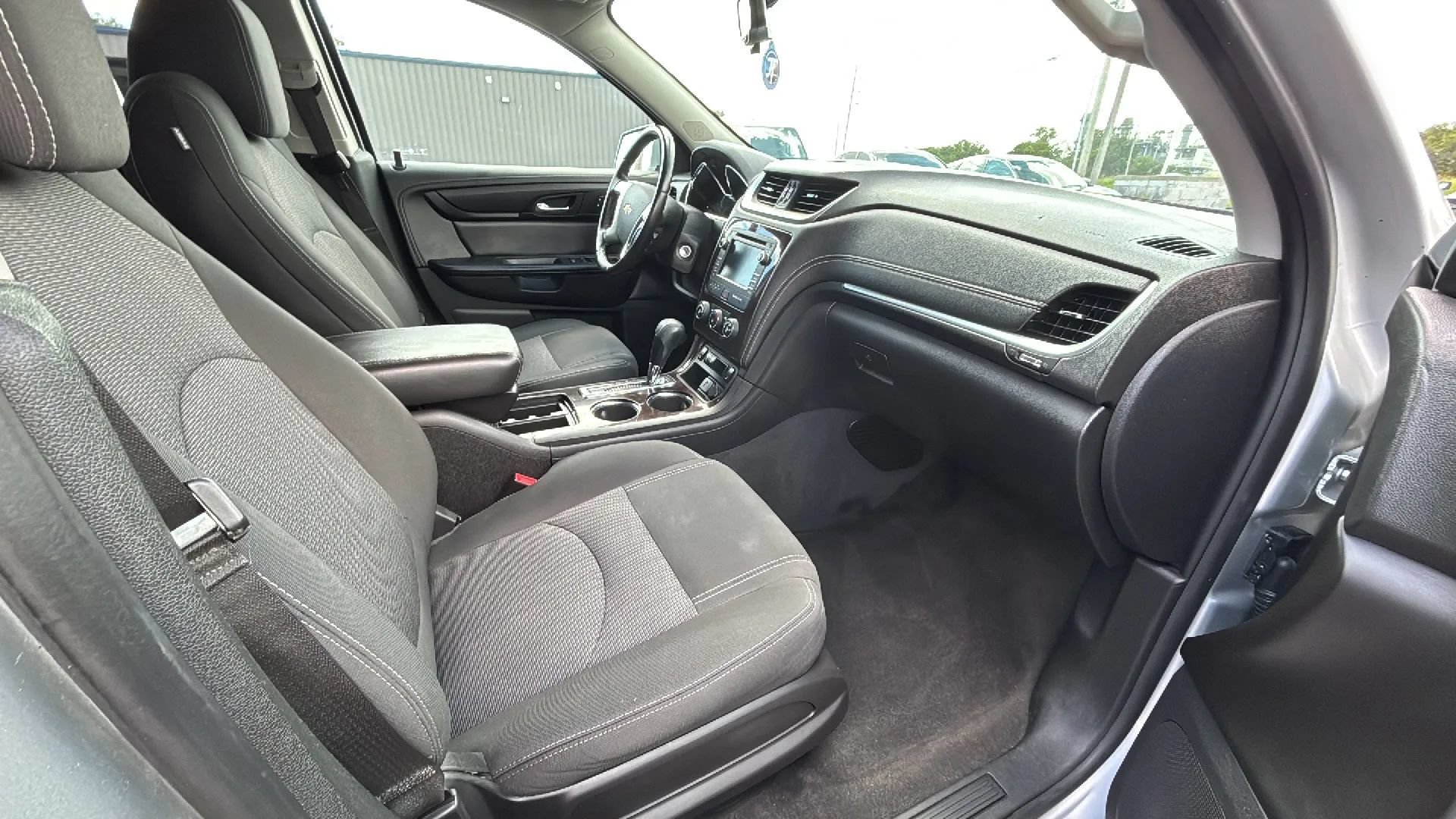 Used 2017 Chevrolet Traverse LT FWD image 17