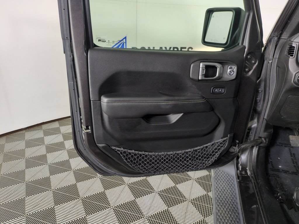 Used 2019 Jeep Wrangler Unlimited Sahara AWD/4WD image 13