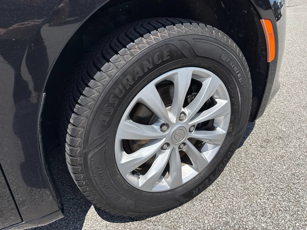 Used 2017 Chrysler Pacifica Touring FWD image 43