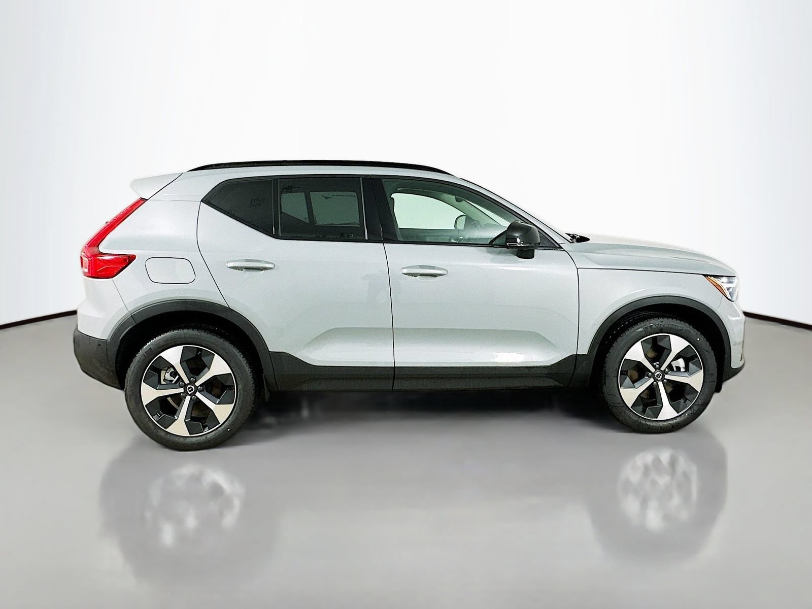 New 2026 Volvo XC40 B5 Plus w/ Protection Package Premier AWD/4WD image 4