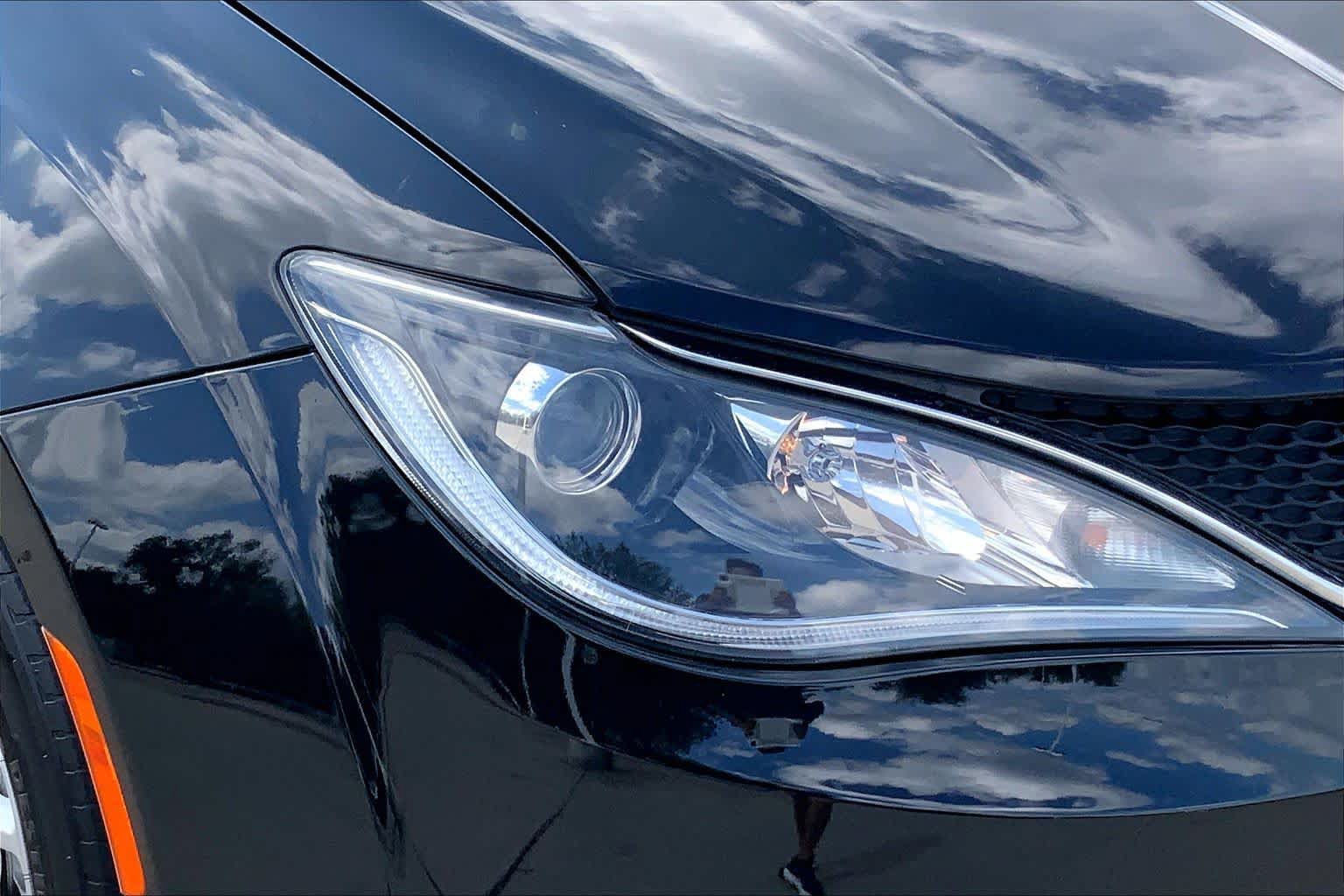 Used 2020 Chrysler Pacifica Touring-L FWD image 25
