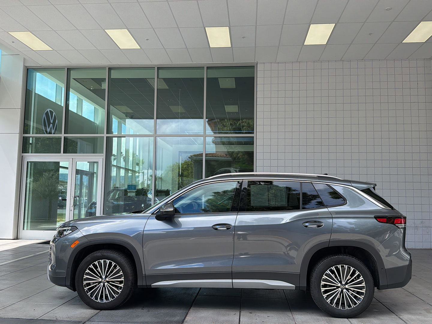 Certified 2025 Volkswagen Tiguan S w/ 18" Wheel Package image 2