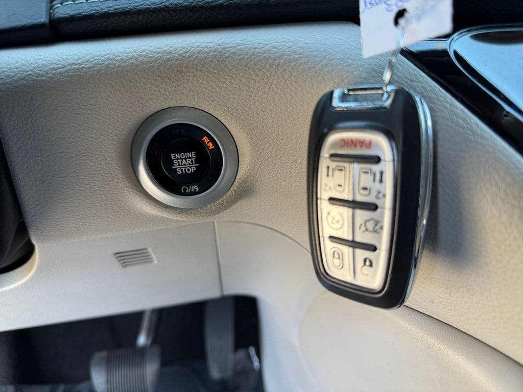 Certified 2023 Chrysler Pacifica Limited FWD image 34