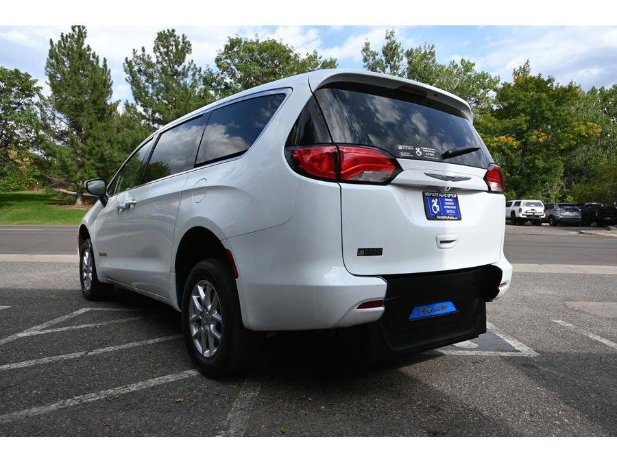 Used 2023 Chrysler Voyager LX image 8