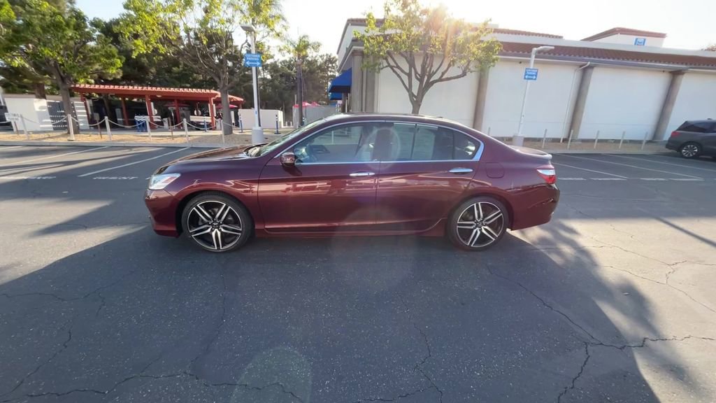 Used 2017 Honda Accord Touring image 5