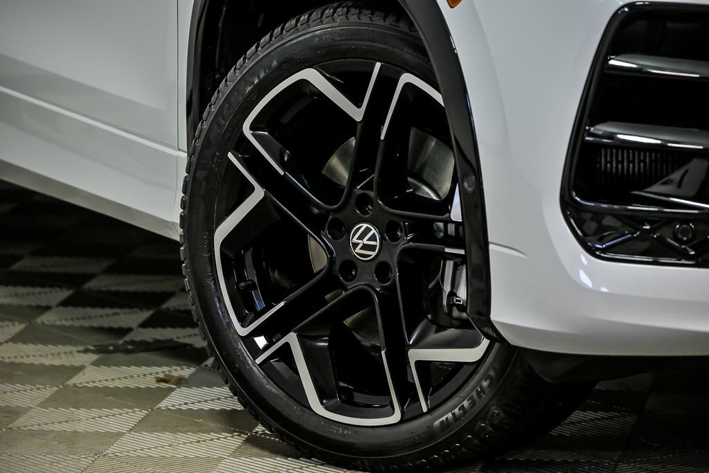 Used 2026 Volkswagen Tiguan SEL R-Line image 3