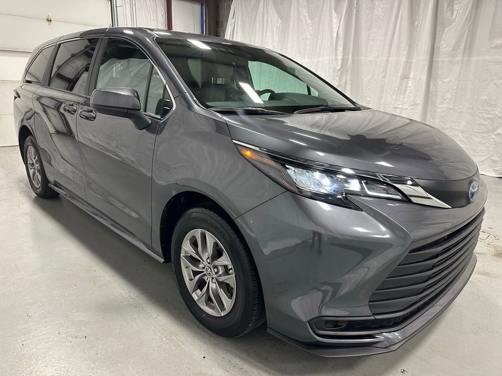 Used 2025 Toyota Sienna LE image 1