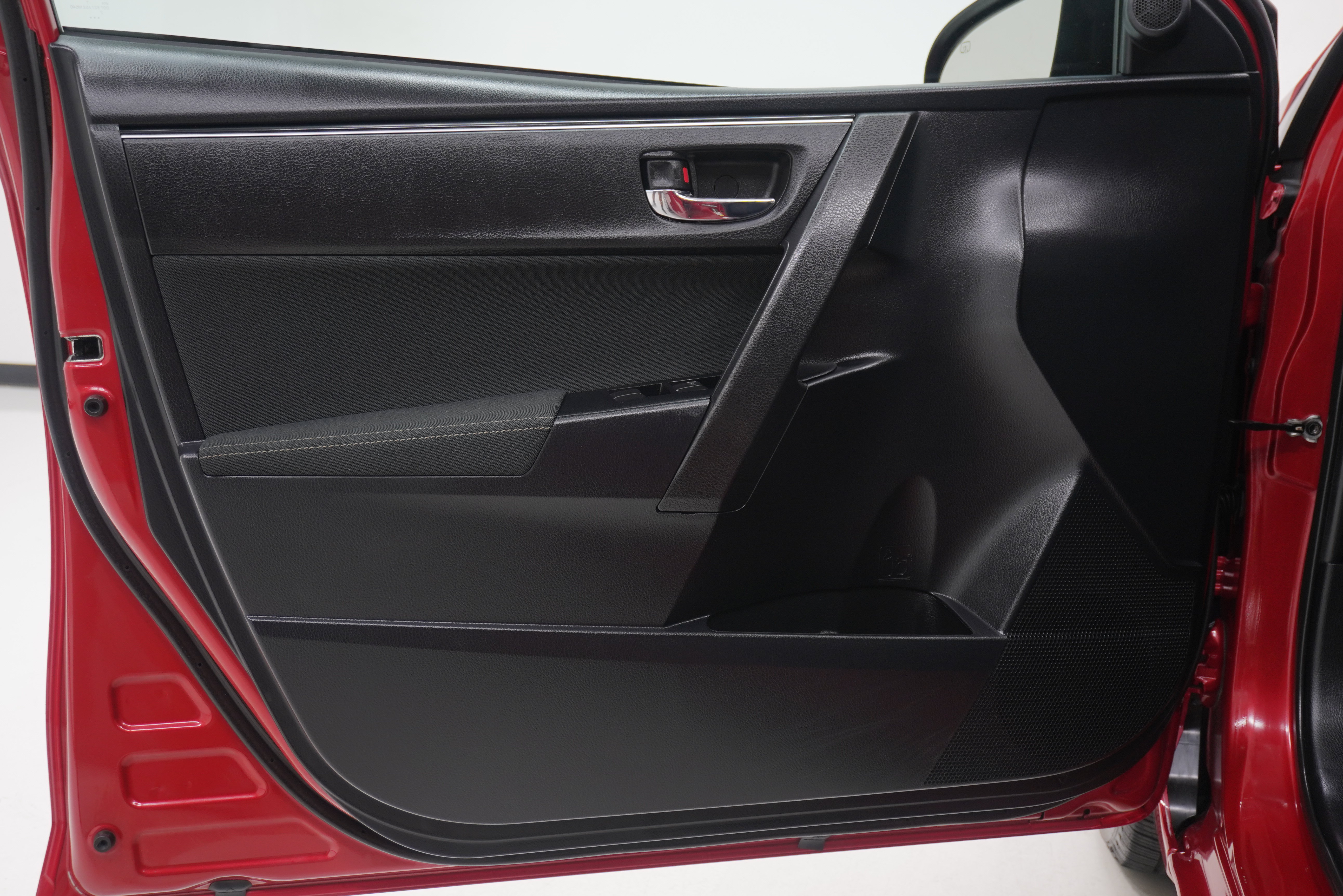 Used 2017 Toyota Corolla LE FWD image 14