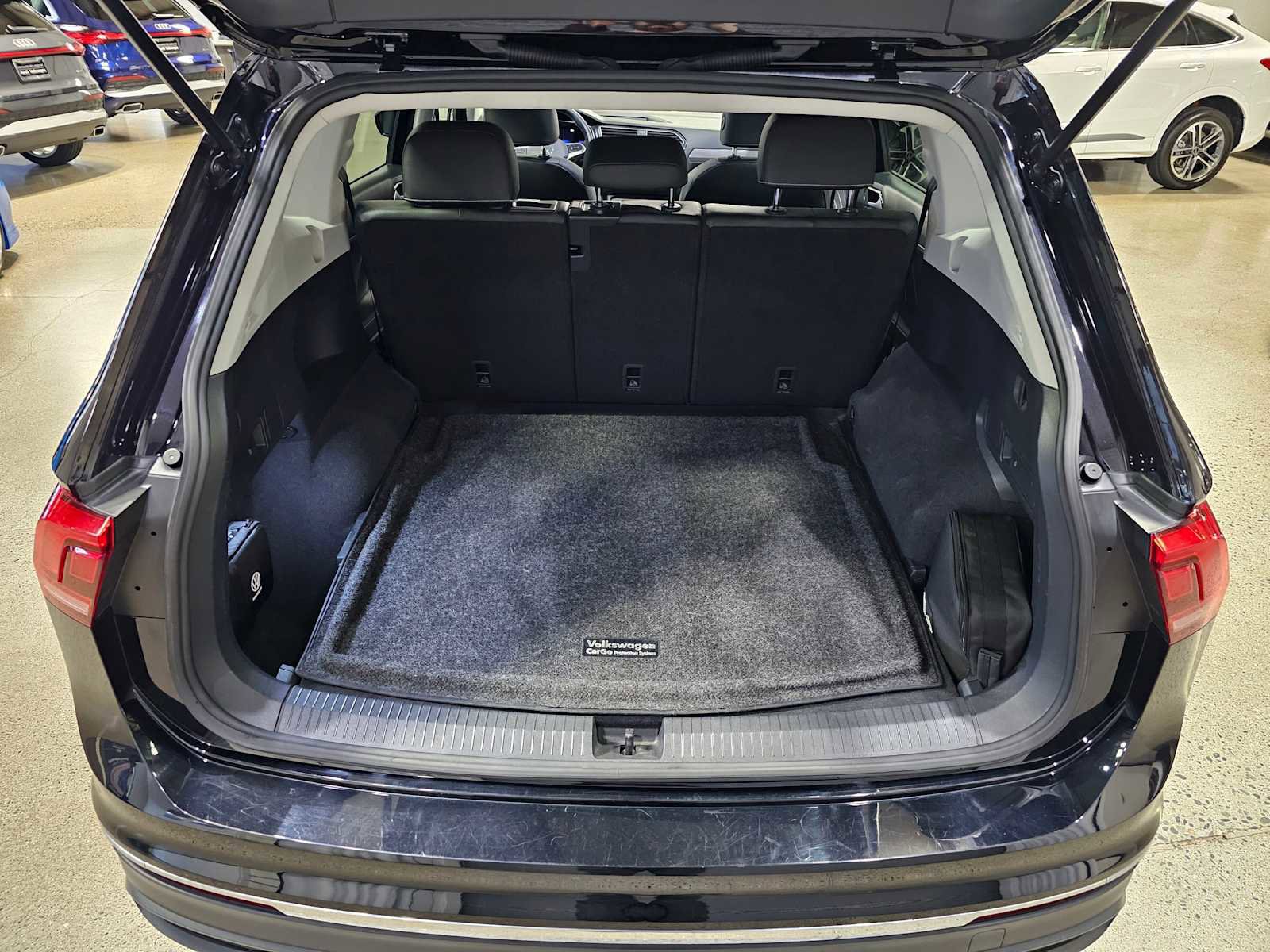 Used 2023 Volkswagen Tiguan SE w/ Panoramic Sunroof Package image 15