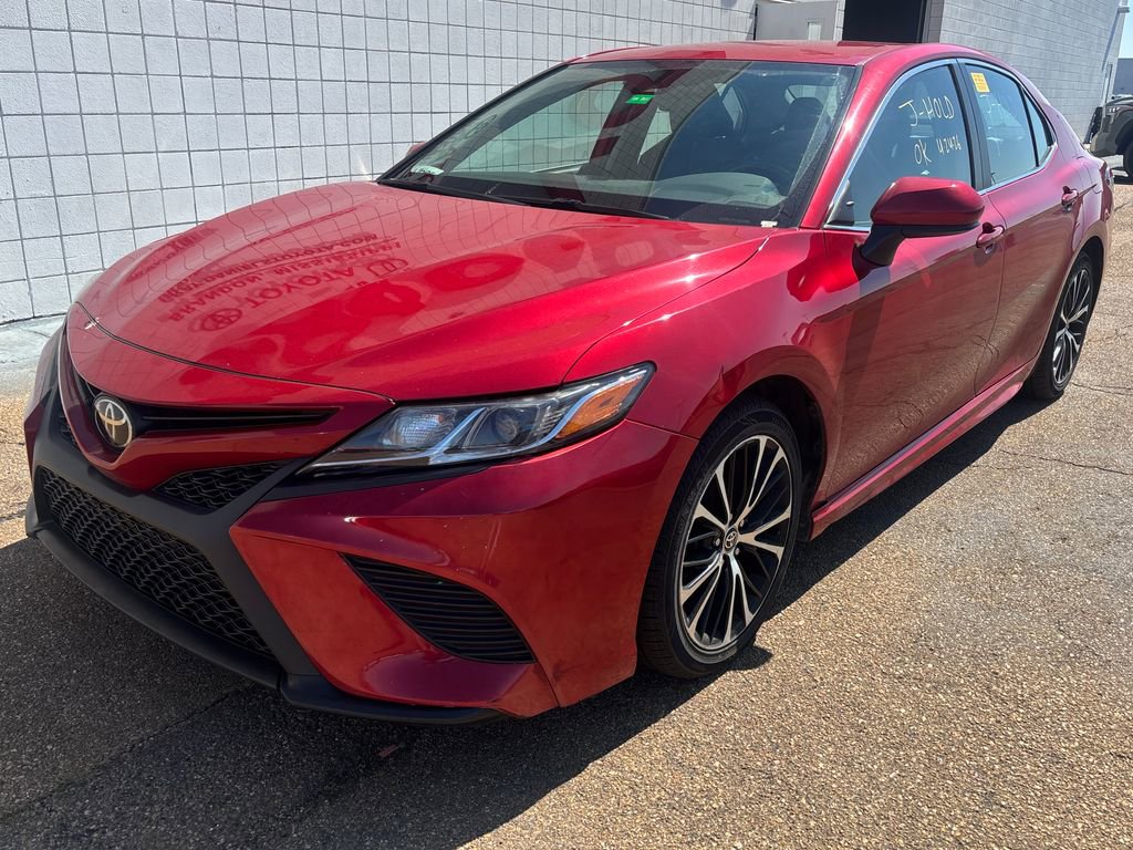 Used 2020 Toyota Camry SE FWD image 1