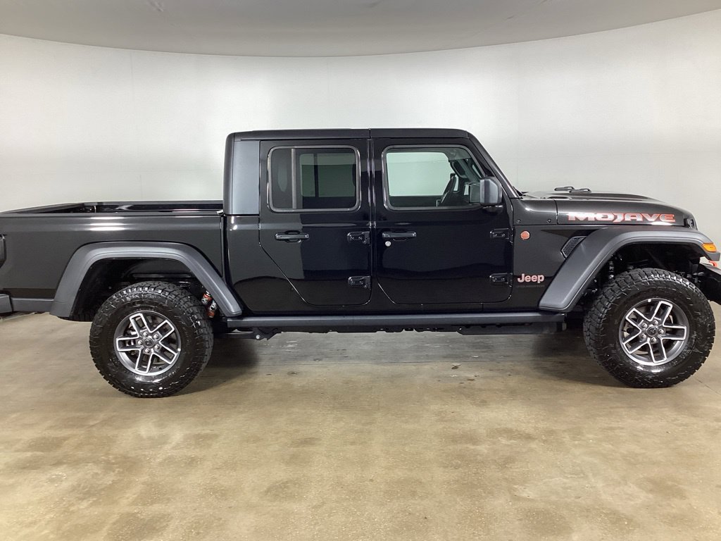 Used 2026 Jeep Gladiator Mojave AWD/4WD image 5