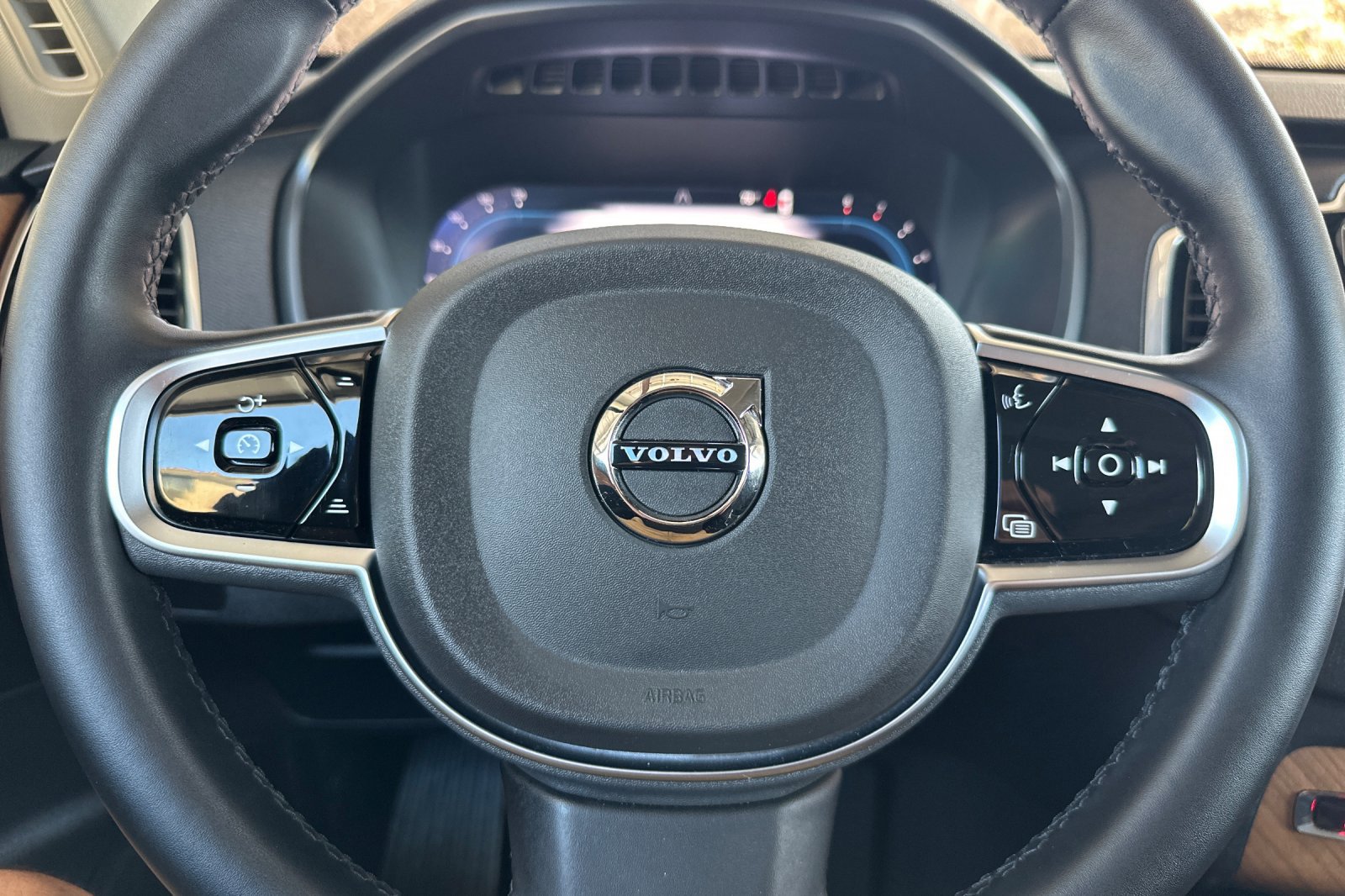 Certified 2025 Volvo XC90 B6 Plus image 28