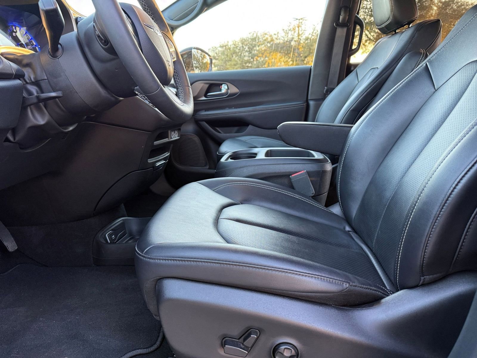 Used 2025 Chrysler Pacifica Select image 29