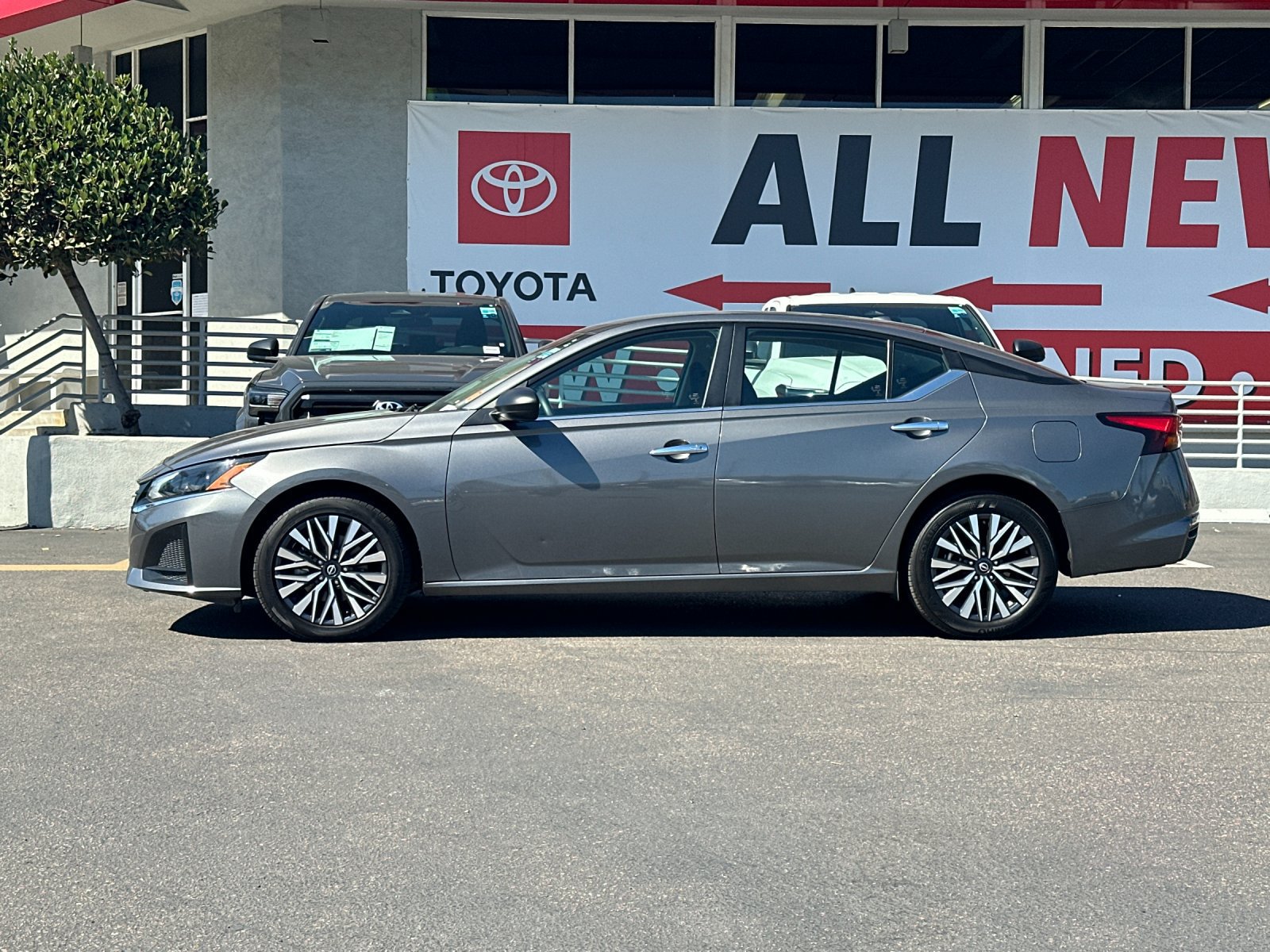 Used 2025 Nissan Altima 2.5 SV AWD/4WD image 2
