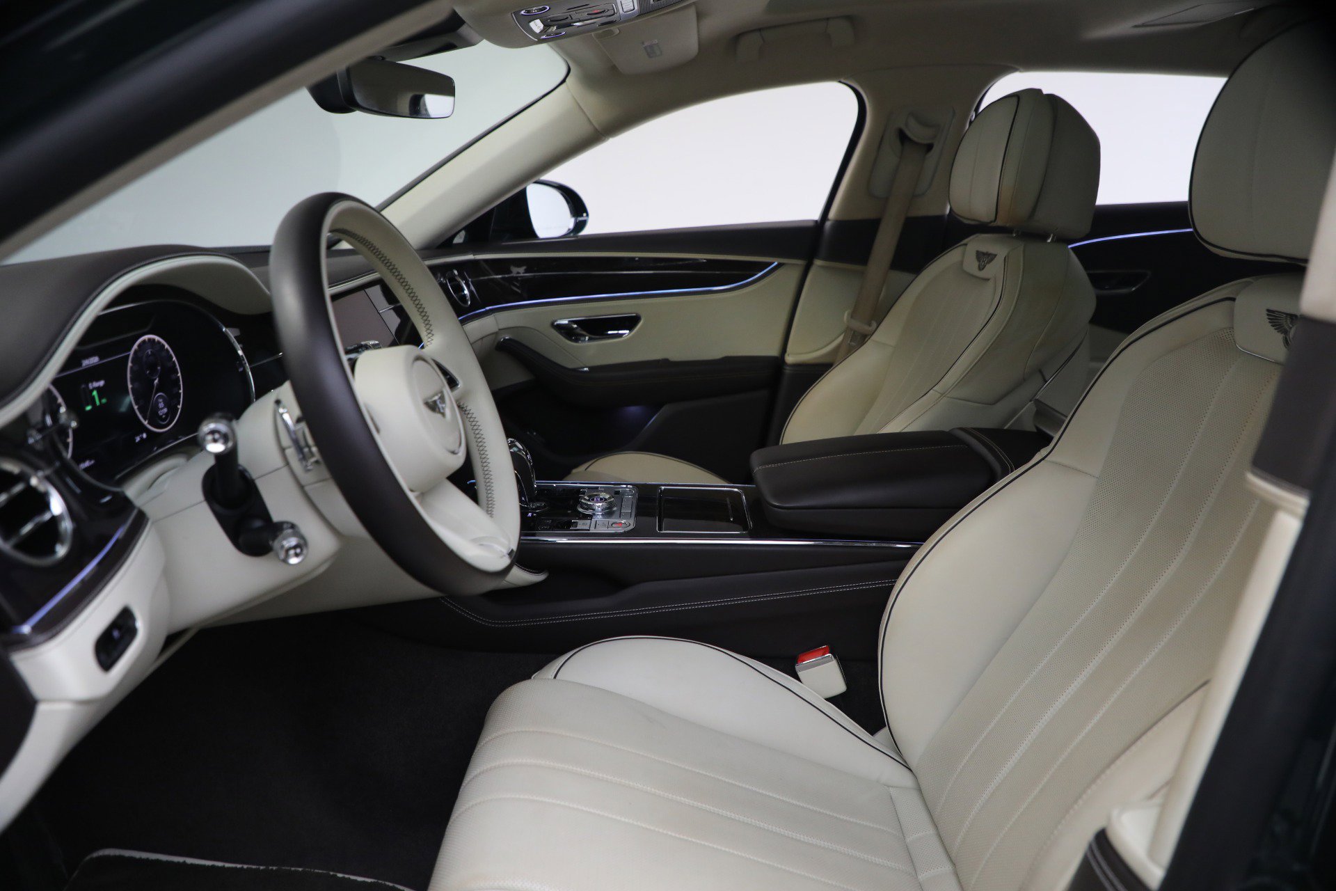 Used 2023 Bentley Flying Spur Plug-In Hybrid image 16