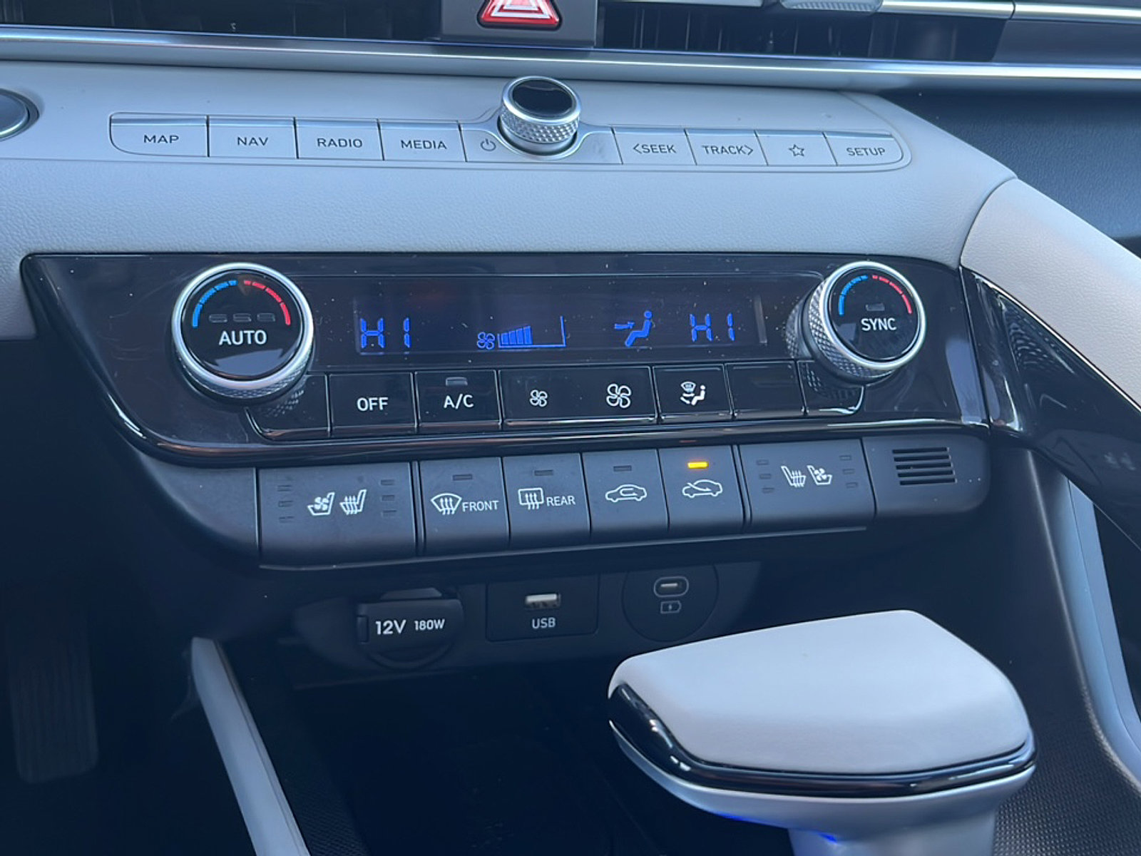 Certified 2024 Hyundai Elantra Limited image 19