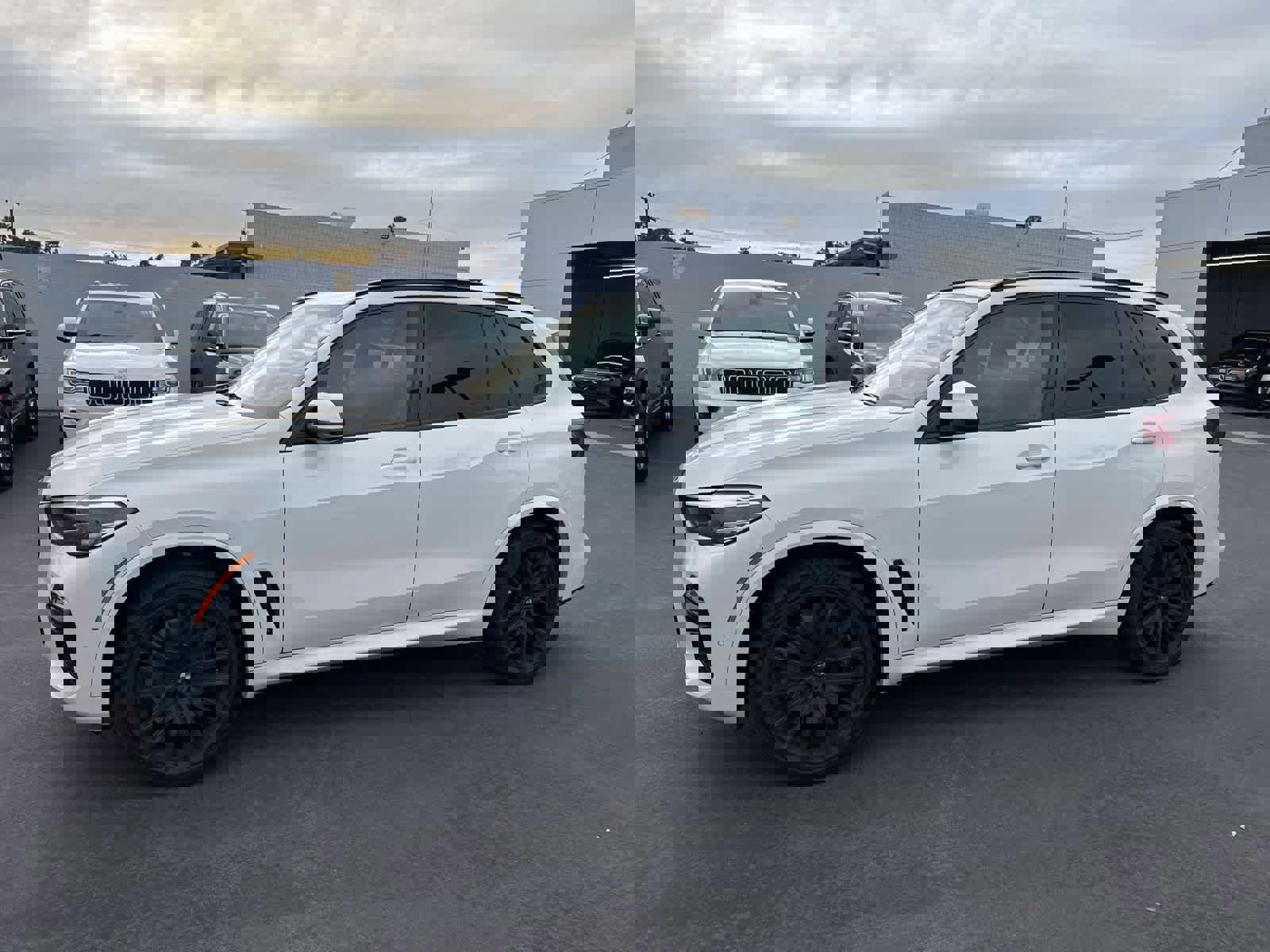 Used 2021 BMW X5 M50i w/ Premium Package image 3