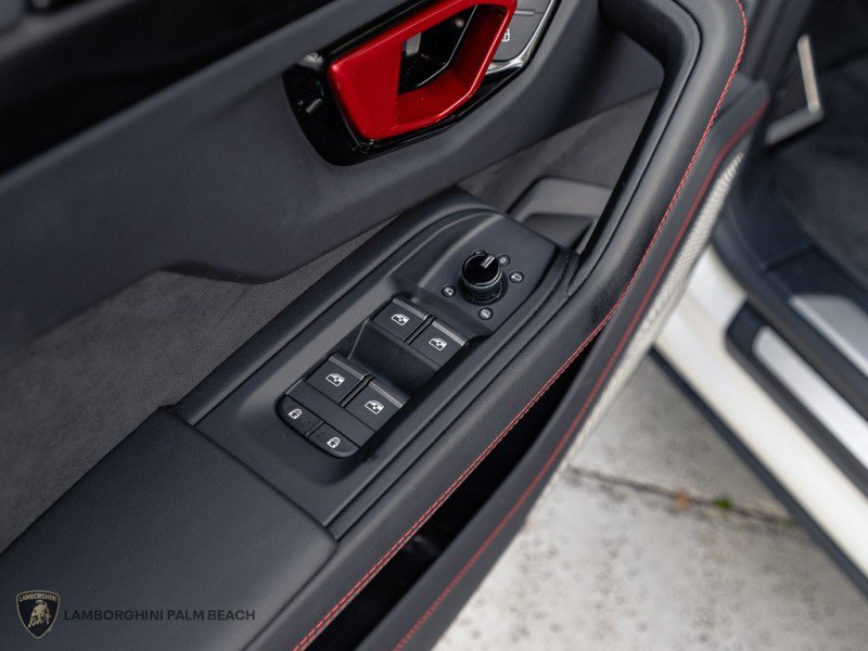Used 2025 Lamborghini Urus SE image 21