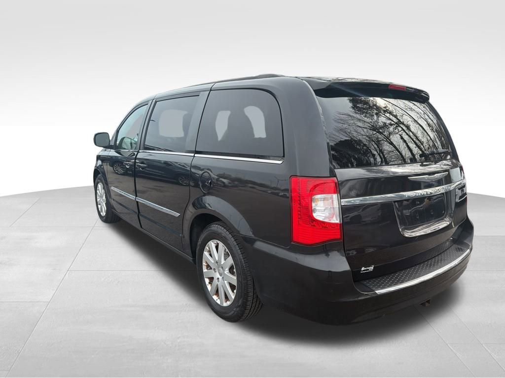 Used 2014 Chrysler Town & Country Touring image 3
